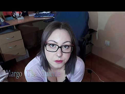 ❤️ 眼鏡をかけたセクシーな少女がカメラに向かってディルドを深くしゃぶる ☑ at us ja.qizpornolar.ru ❌️❤